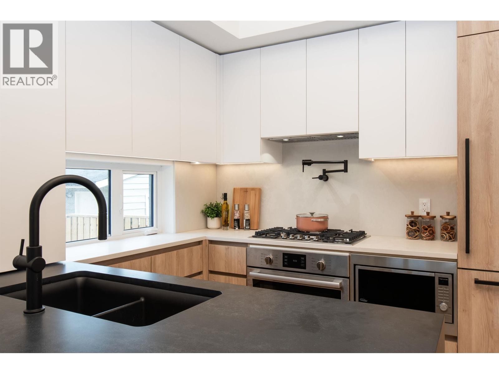 












4150 COLUMBIA STREET

,
Vancouver,




British Columbia
V5Y2J6

