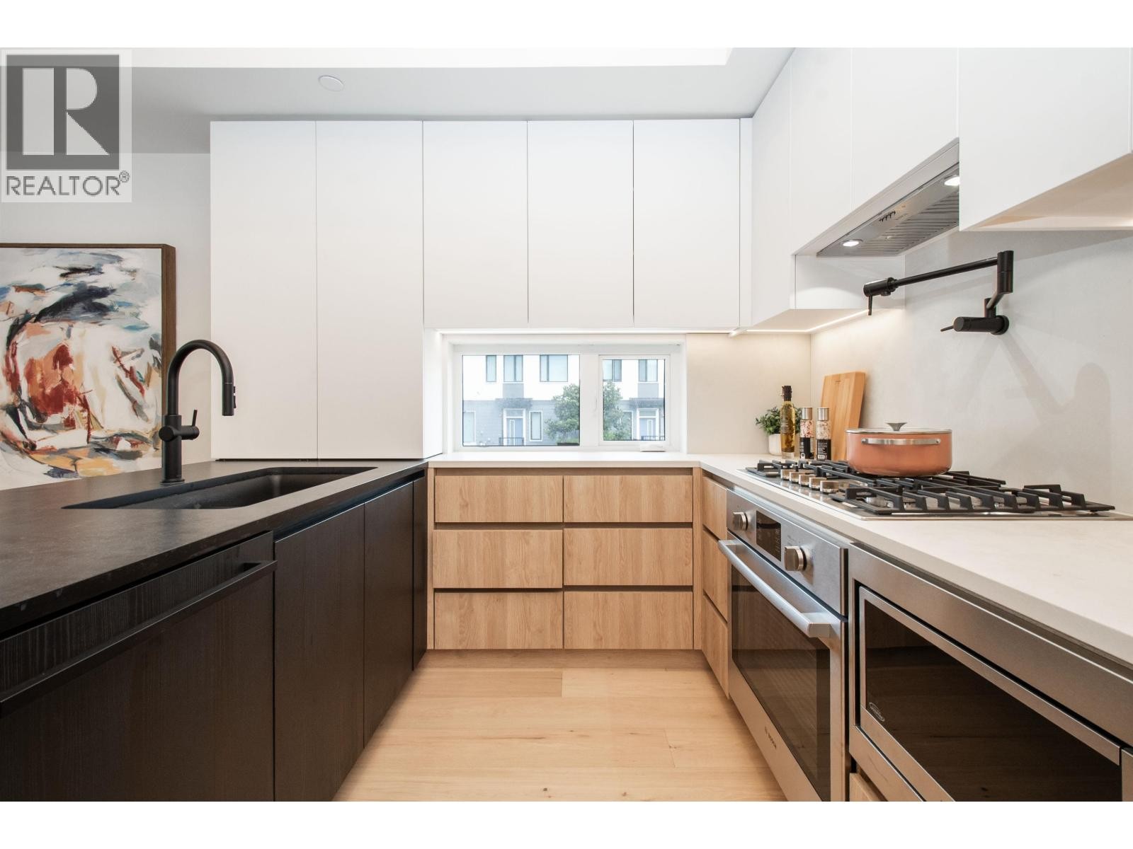 












4150 COLUMBIA STREET

,
Vancouver,




British Columbia
V5Y2J6

