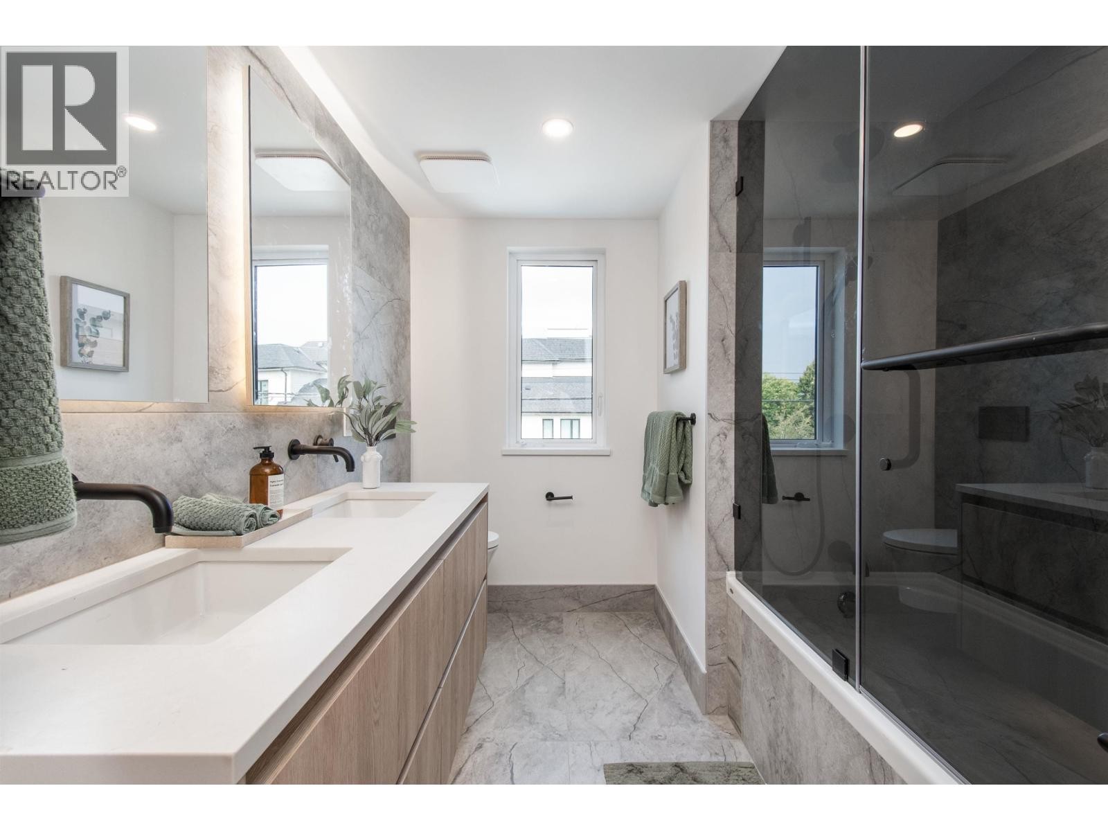 












4150 COLUMBIA STREET

,
Vancouver,




British Columbia
V5Y2J6

