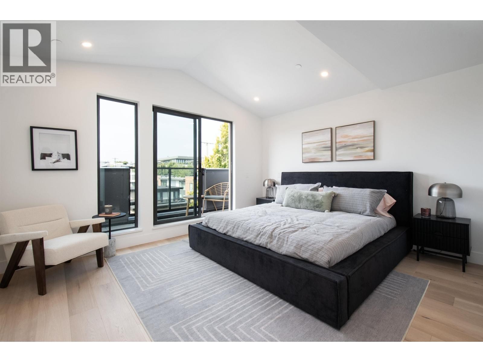 












4150 COLUMBIA STREET

,
Vancouver,




British Columbia
V5Y2J6

