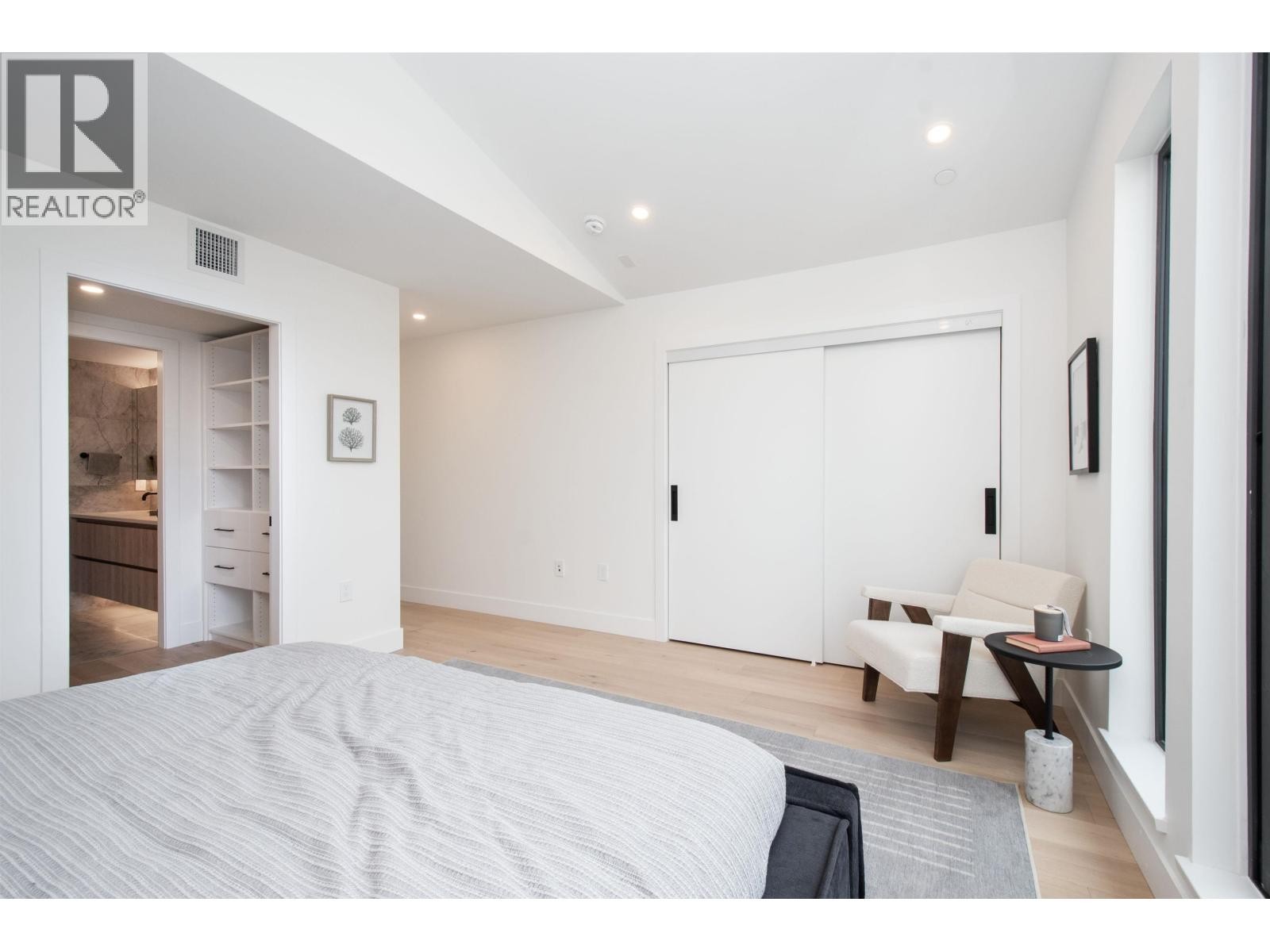 












4150 COLUMBIA STREET

,
Vancouver,




British Columbia
V5Y2J6

