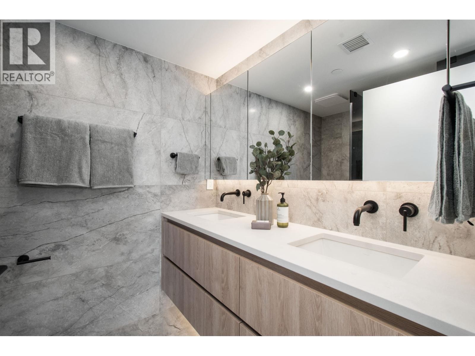 












4150 COLUMBIA STREET

,
Vancouver,




British Columbia
V5Y2J6

