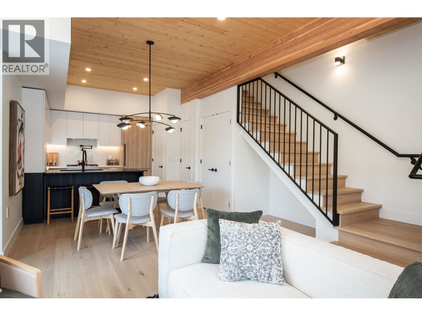 












4150 COLUMBIA STREET

,
Vancouver,




British Columbia
V5Y2J6

