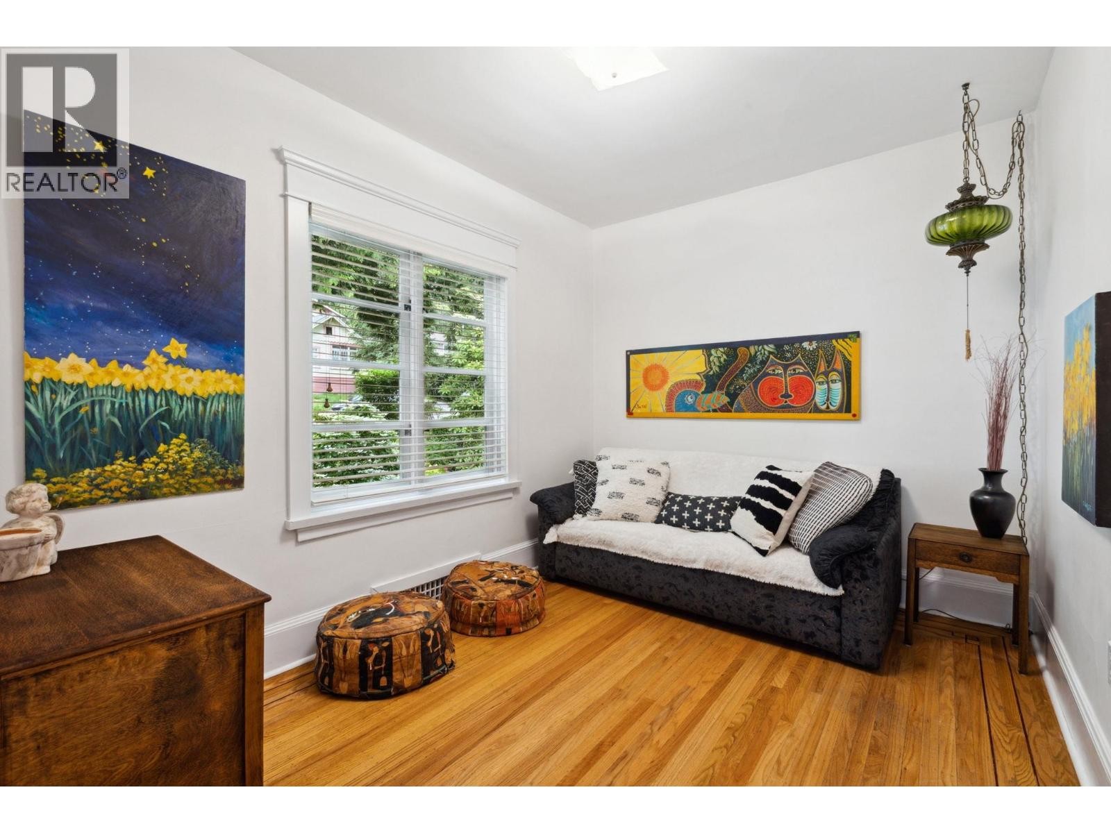 












349 E 24TH STREET

,
North Vancouver,




British Columbia
V7L3E9

