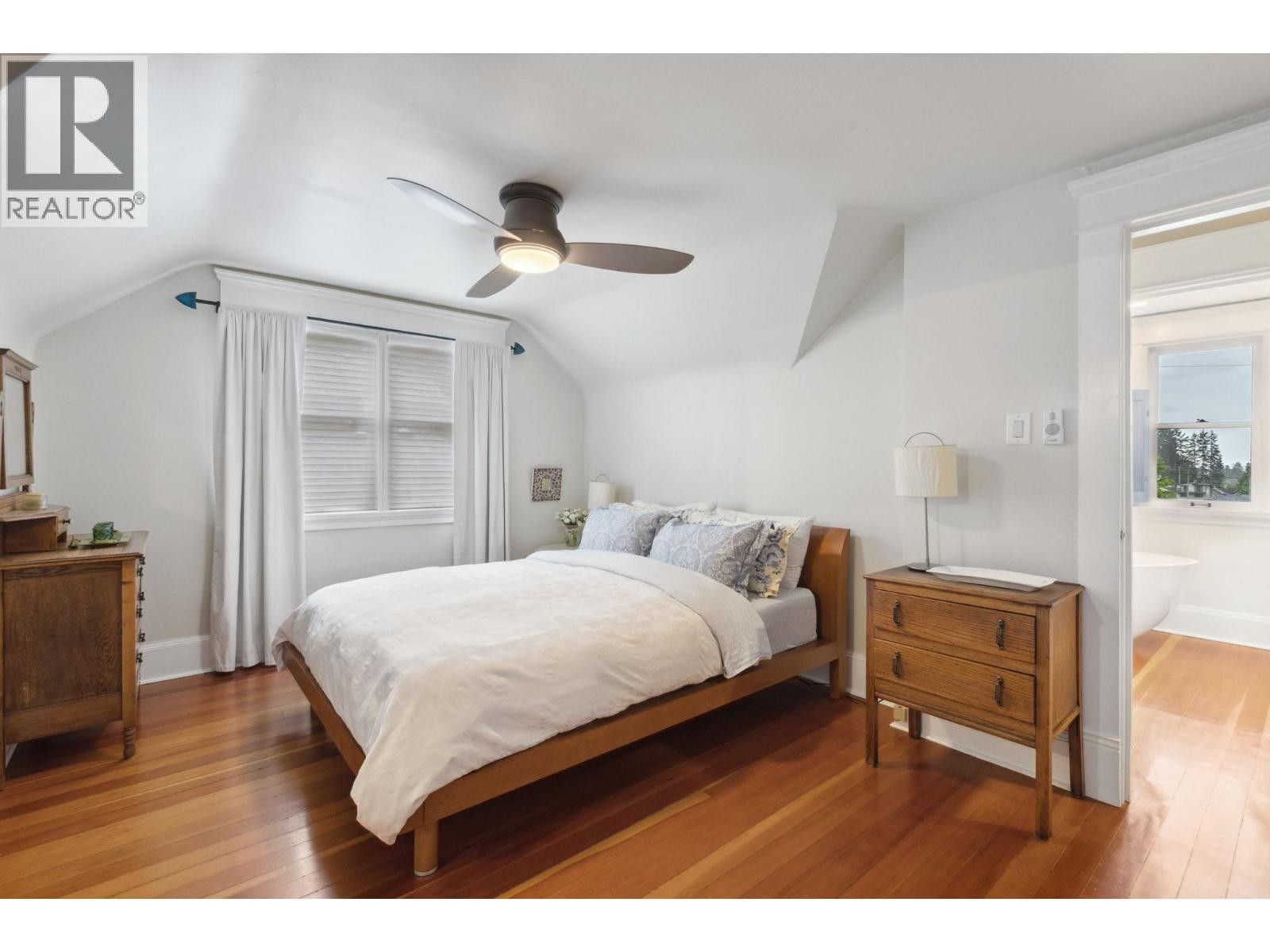 












349 E 24TH STREET

,
North Vancouver,




British Columbia
V7L3E9

