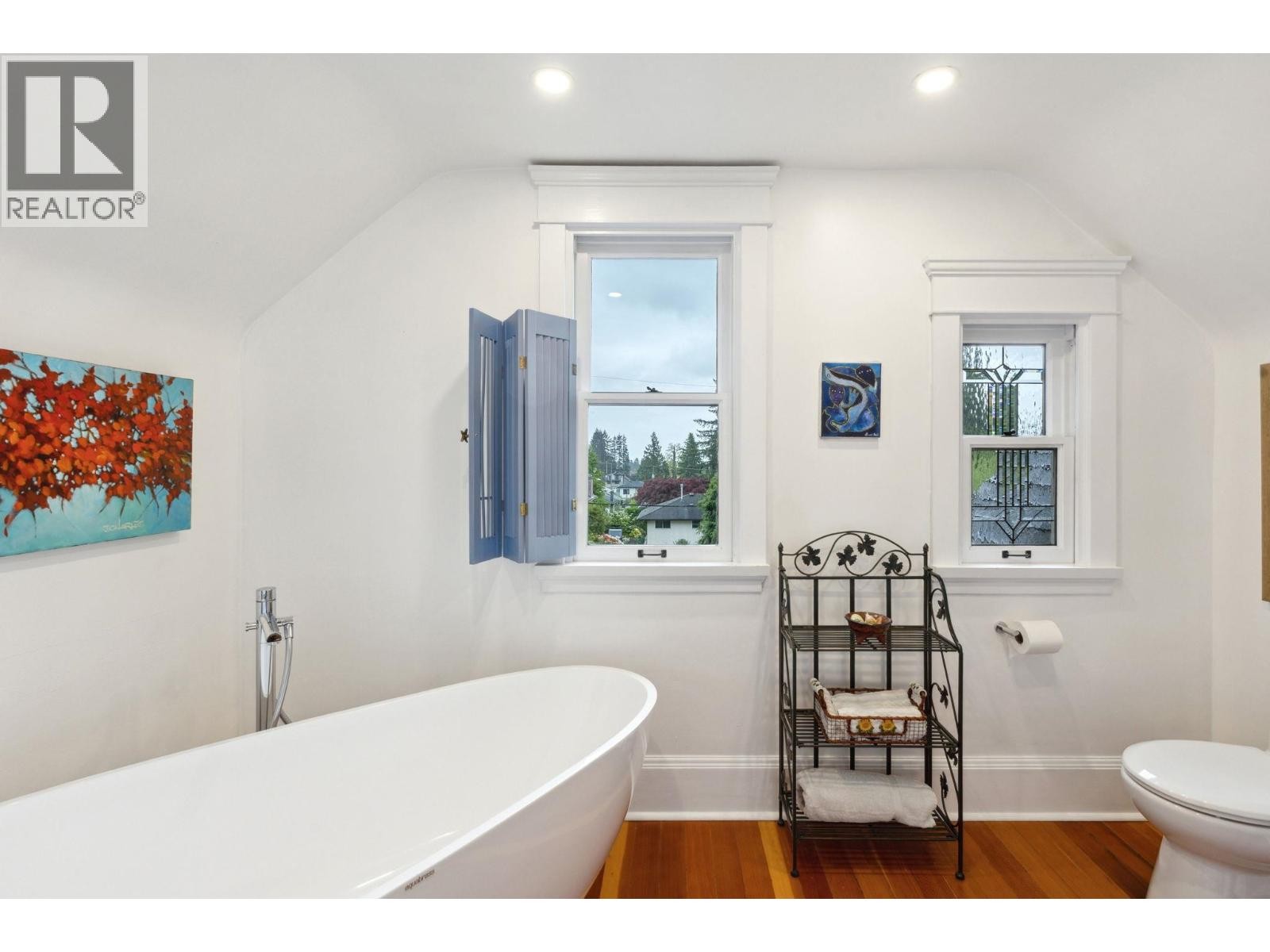 












349 E 24TH STREET

,
North Vancouver,




British Columbia
V7L3E9

