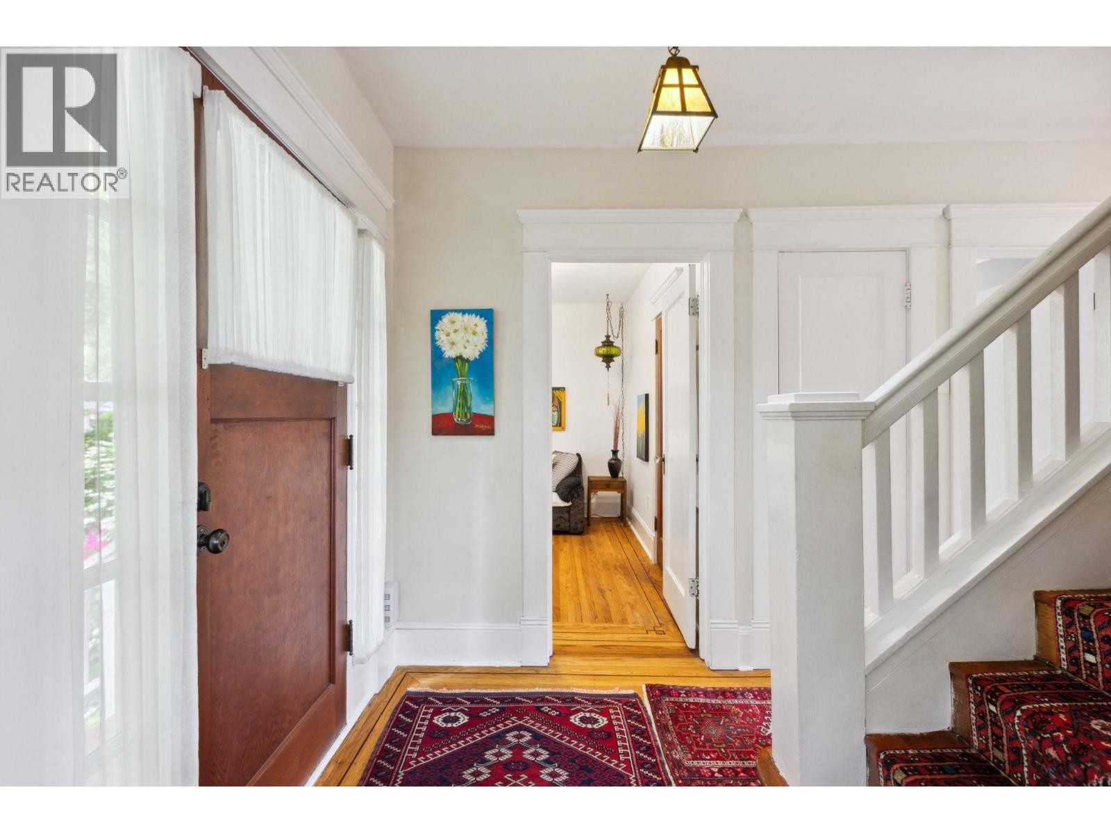 












349 E 24TH STREET

,
North Vancouver,




British Columbia
V7L3E9

