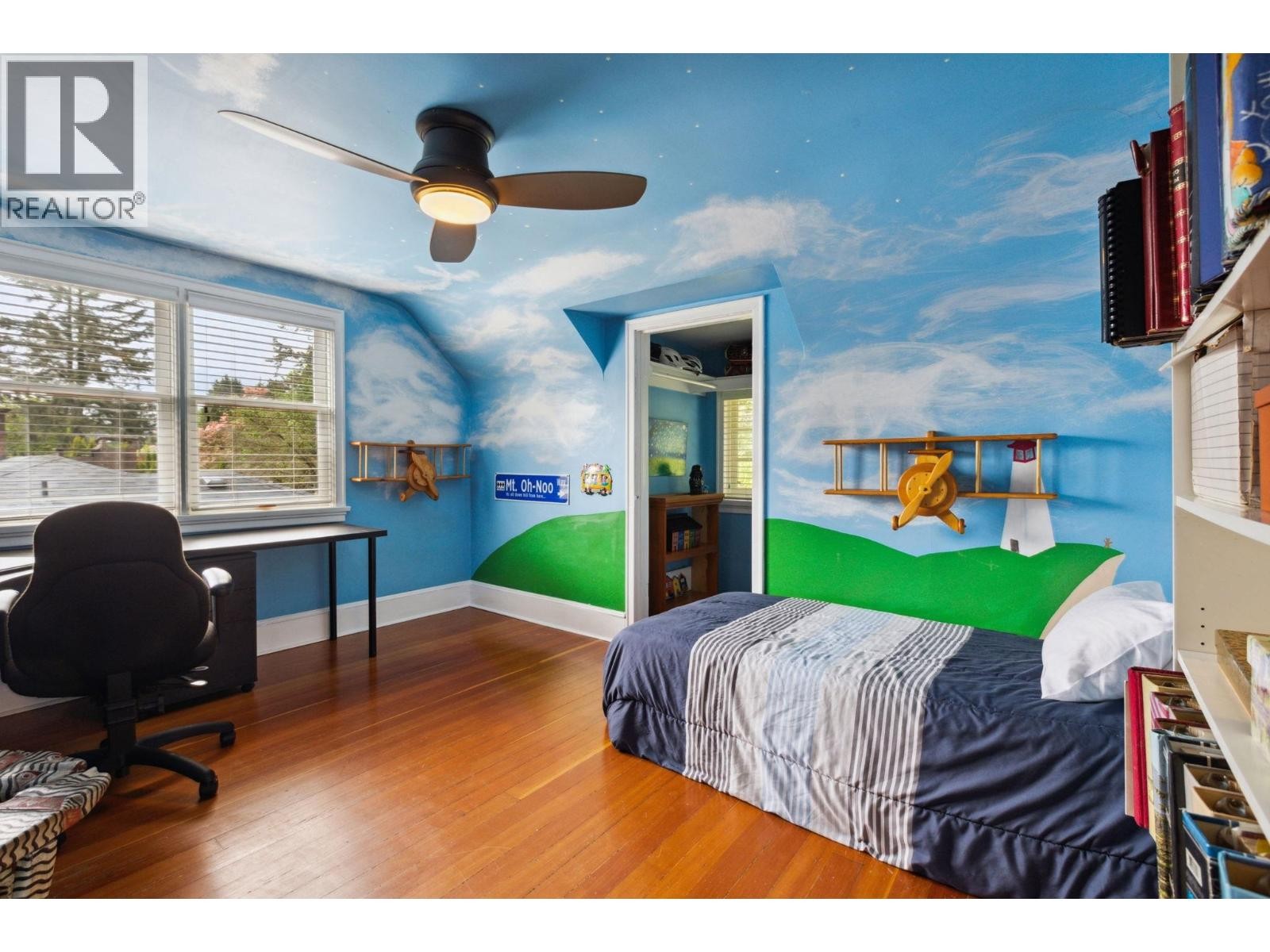 












349 E 24TH STREET

,
North Vancouver,




British Columbia
V7L3E9

