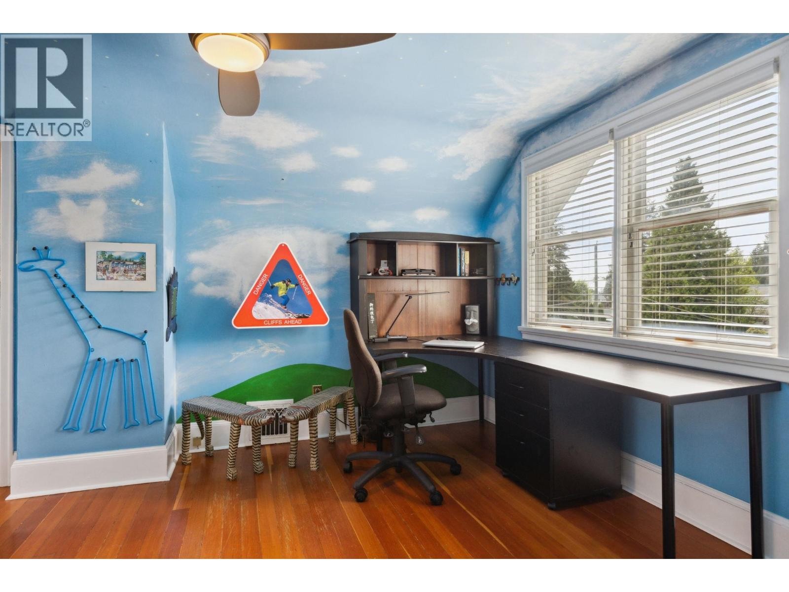 












349 E 24TH STREET

,
North Vancouver,




British Columbia
V7L3E9

