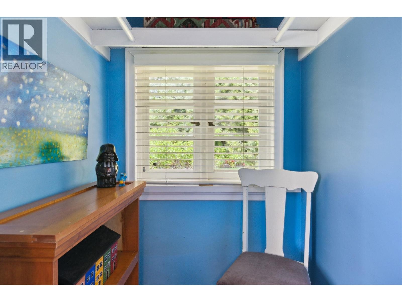 












349 E 24TH STREET

,
North Vancouver,




British Columbia
V7L3E9

