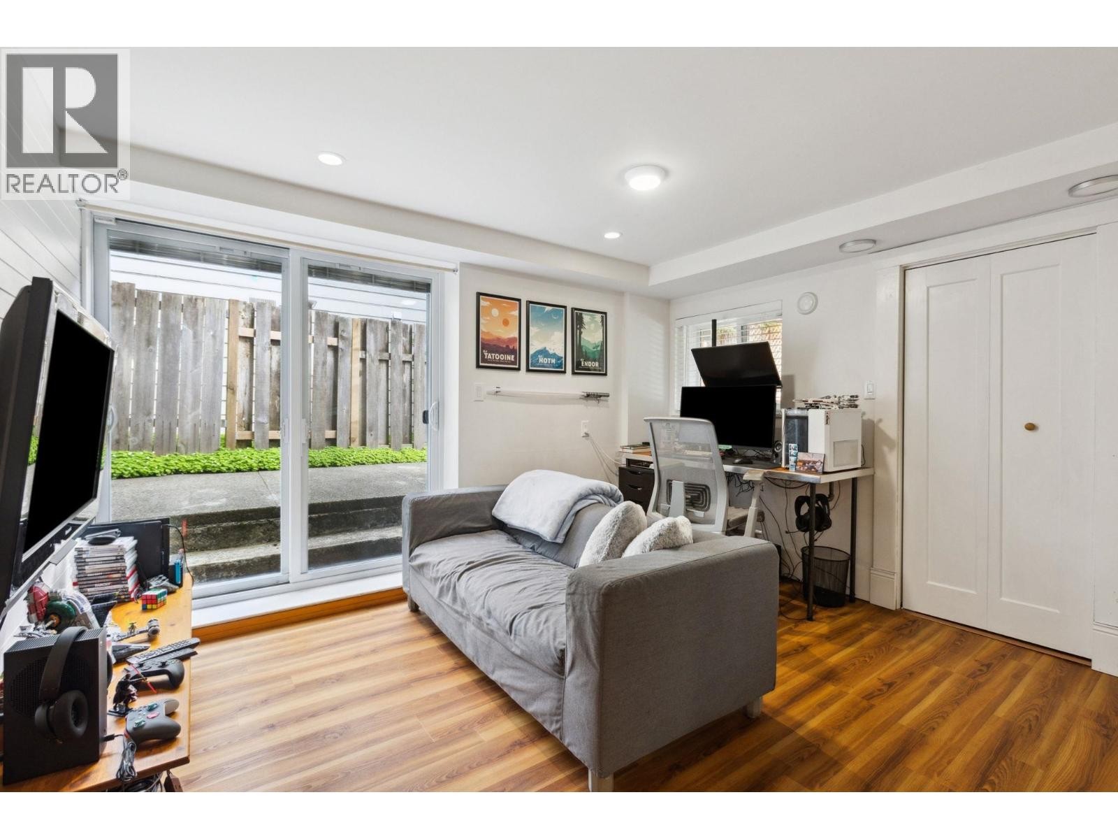 












349 E 24TH STREET

,
North Vancouver,




British Columbia
V7L3E9

