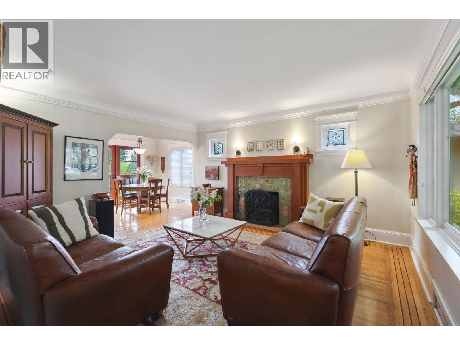 












349 E 24TH STREET

,
North Vancouver,




British Columbia
V7L3E9

