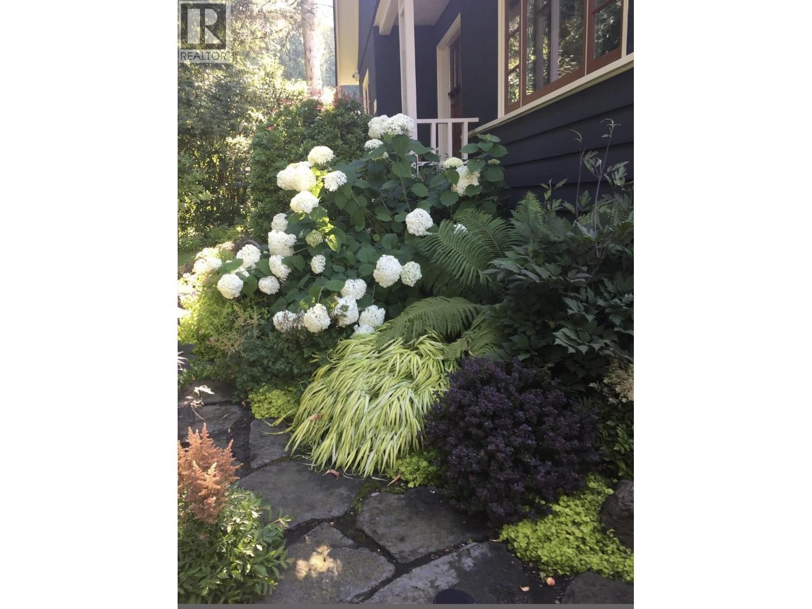 












349 E 24TH STREET

,
North Vancouver,




British Columbia
V7L3E9

