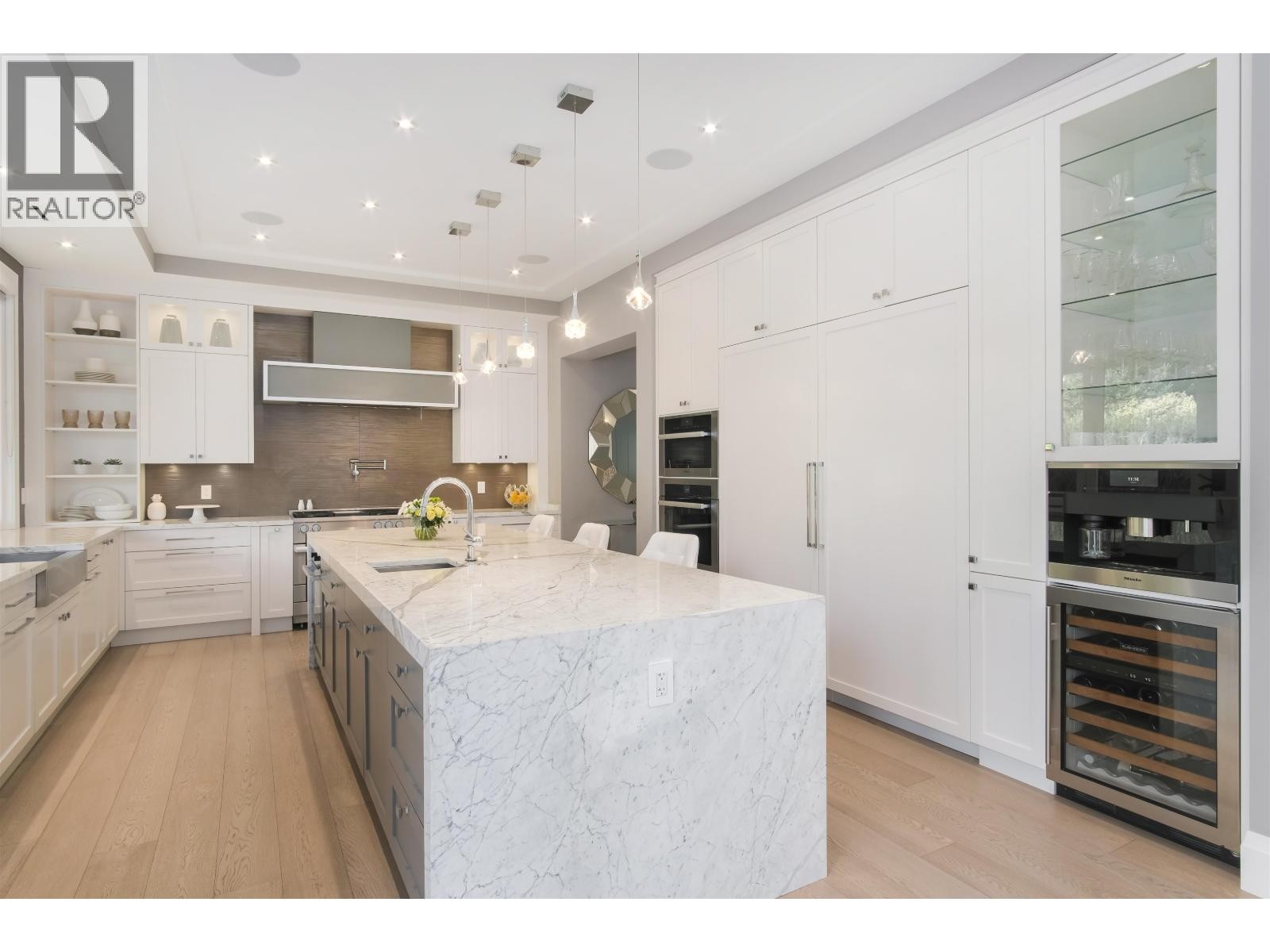 












4090 SUNNYCREST DRIVE

,
North Vancouver,




British Columbia
V7R3E5

