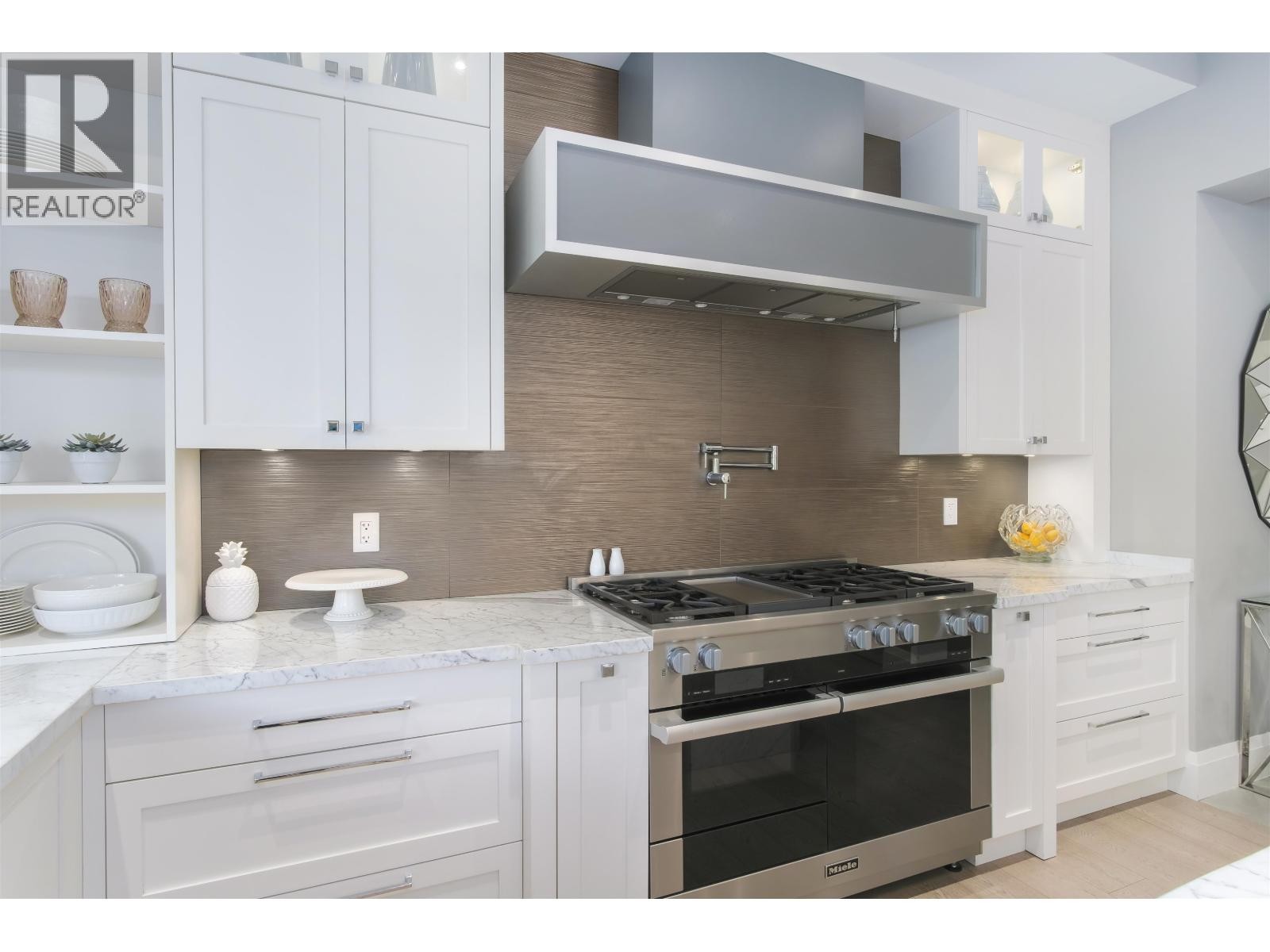 












4090 SUNNYCREST DRIVE

,
North Vancouver,




British Columbia
V7R3E5

