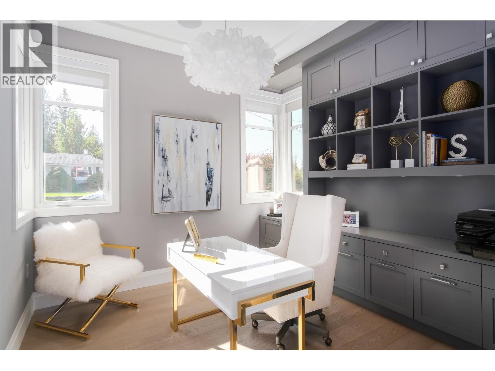 












4090 SUNNYCREST DRIVE

,
North Vancouver,




British Columbia
V7R3E5

