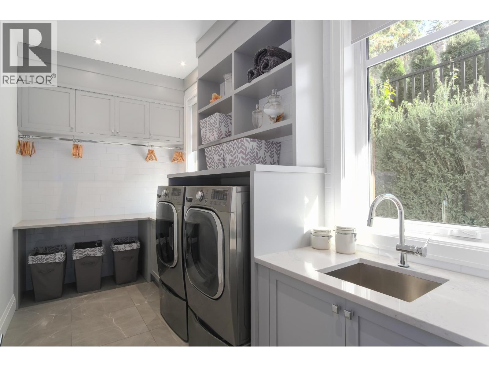 












4090 SUNNYCREST DRIVE

,
North Vancouver,




British Columbia
V7R3E5

