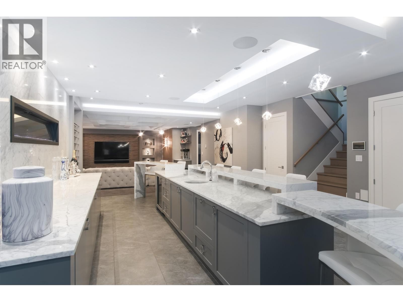 












4090 SUNNYCREST DRIVE

,
North Vancouver,




British Columbia
V7R3E5

