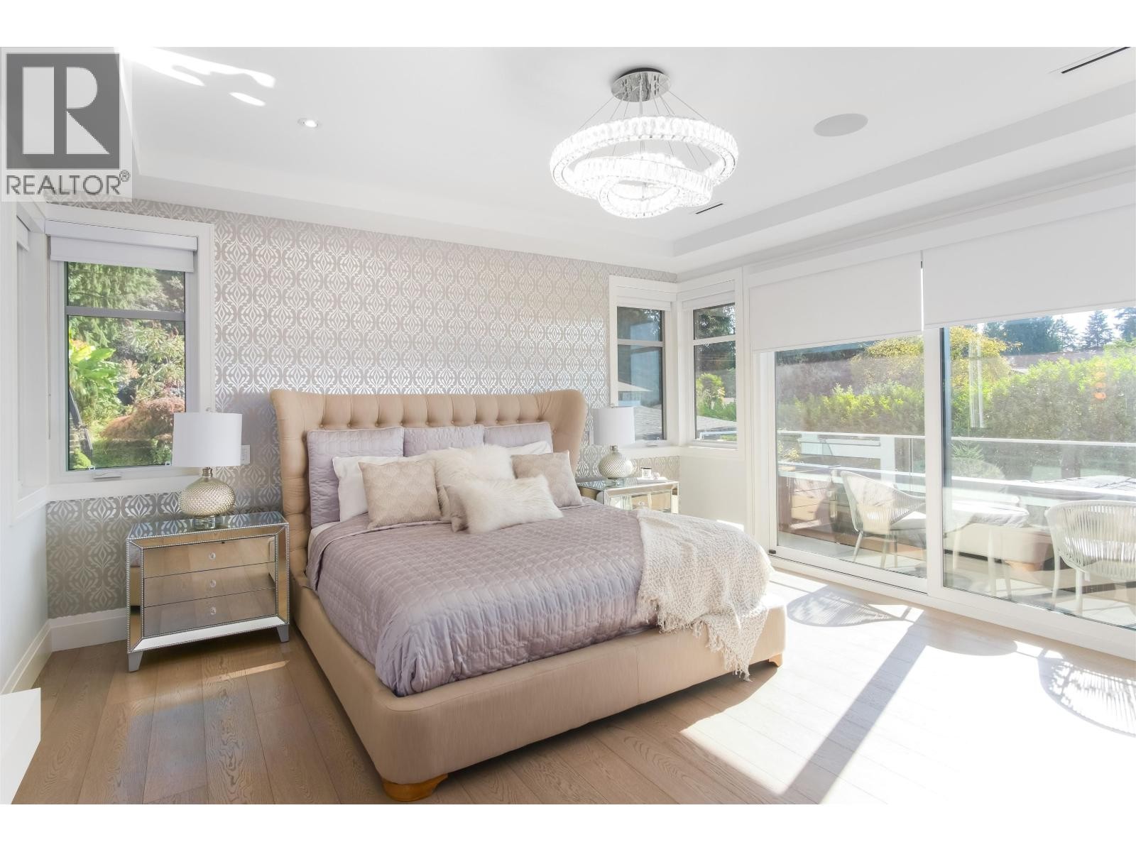 












4090 SUNNYCREST DRIVE

,
North Vancouver,




British Columbia
V7R3E5

