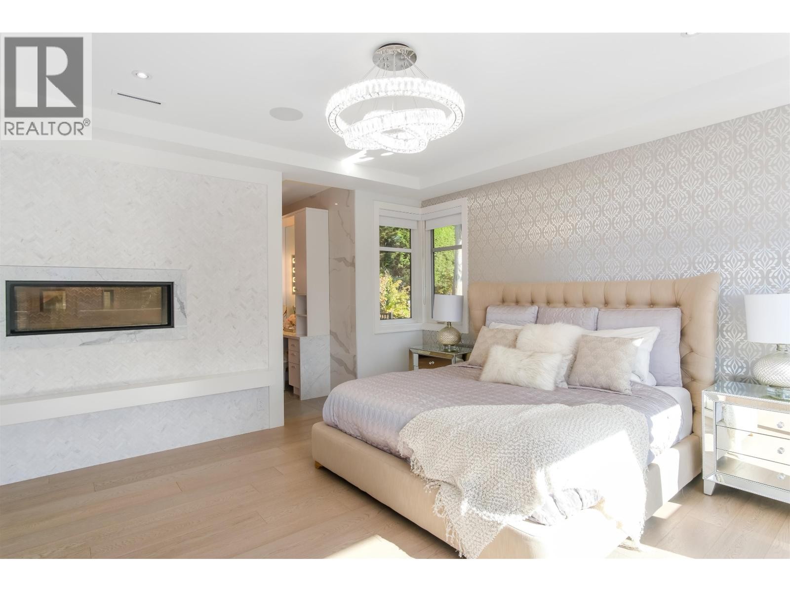 












4090 SUNNYCREST DRIVE

,
North Vancouver,




British Columbia
V7R3E5

