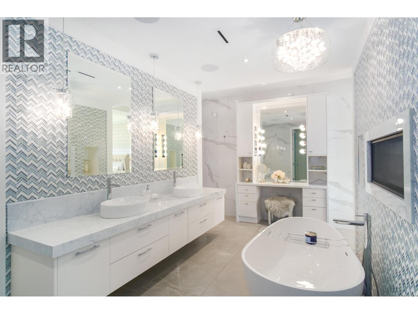 












4090 SUNNYCREST DRIVE

,
North Vancouver,




British Columbia
V7R3E5

