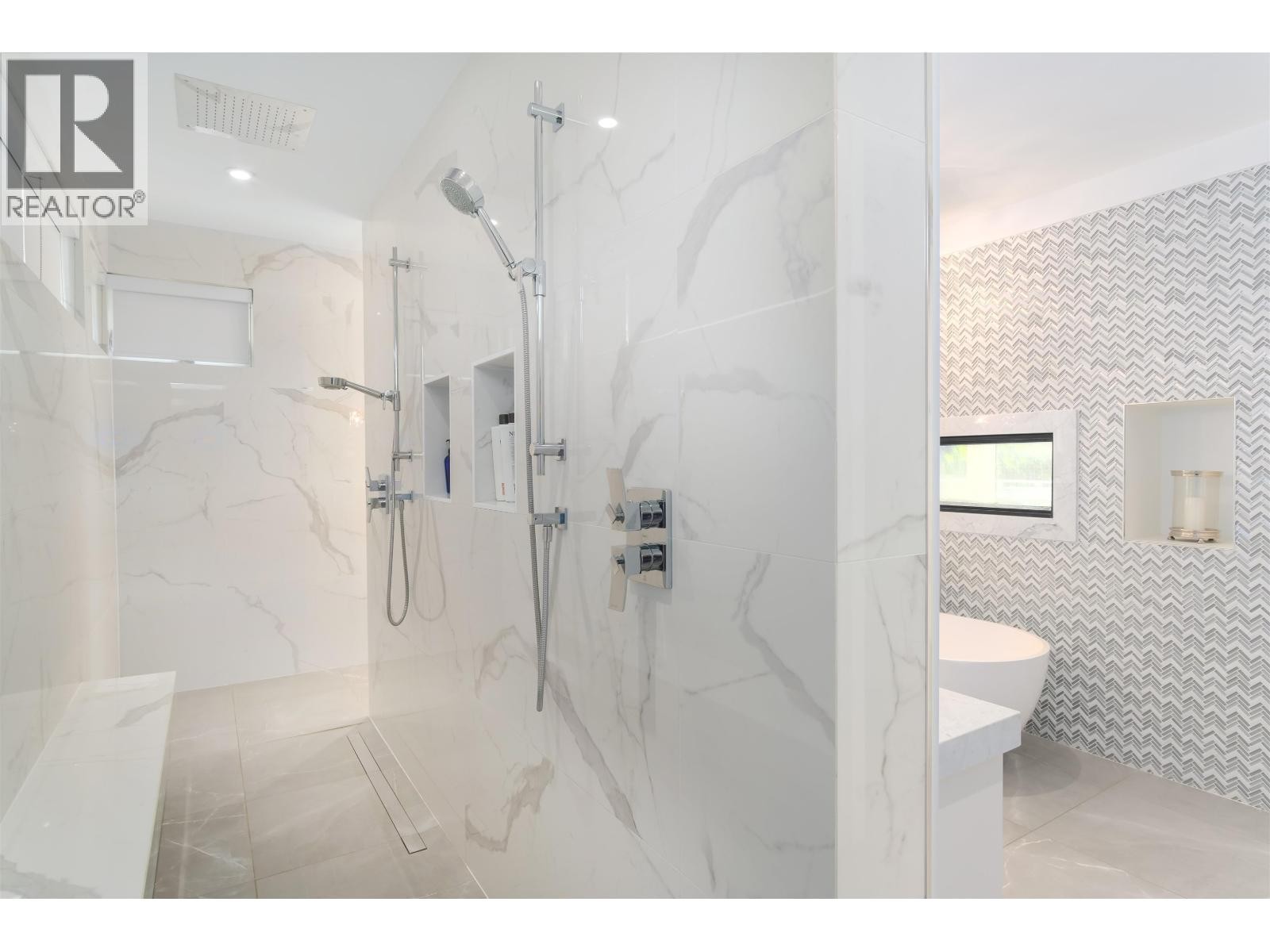 












4090 SUNNYCREST DRIVE

,
North Vancouver,




British Columbia
V7R3E5

