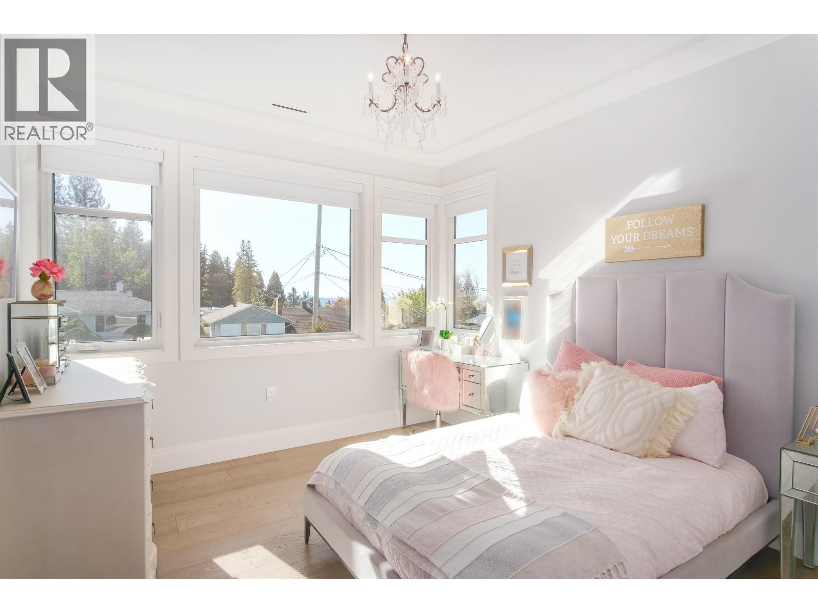 












4090 SUNNYCREST DRIVE

,
North Vancouver,




British Columbia
V7R3E5

