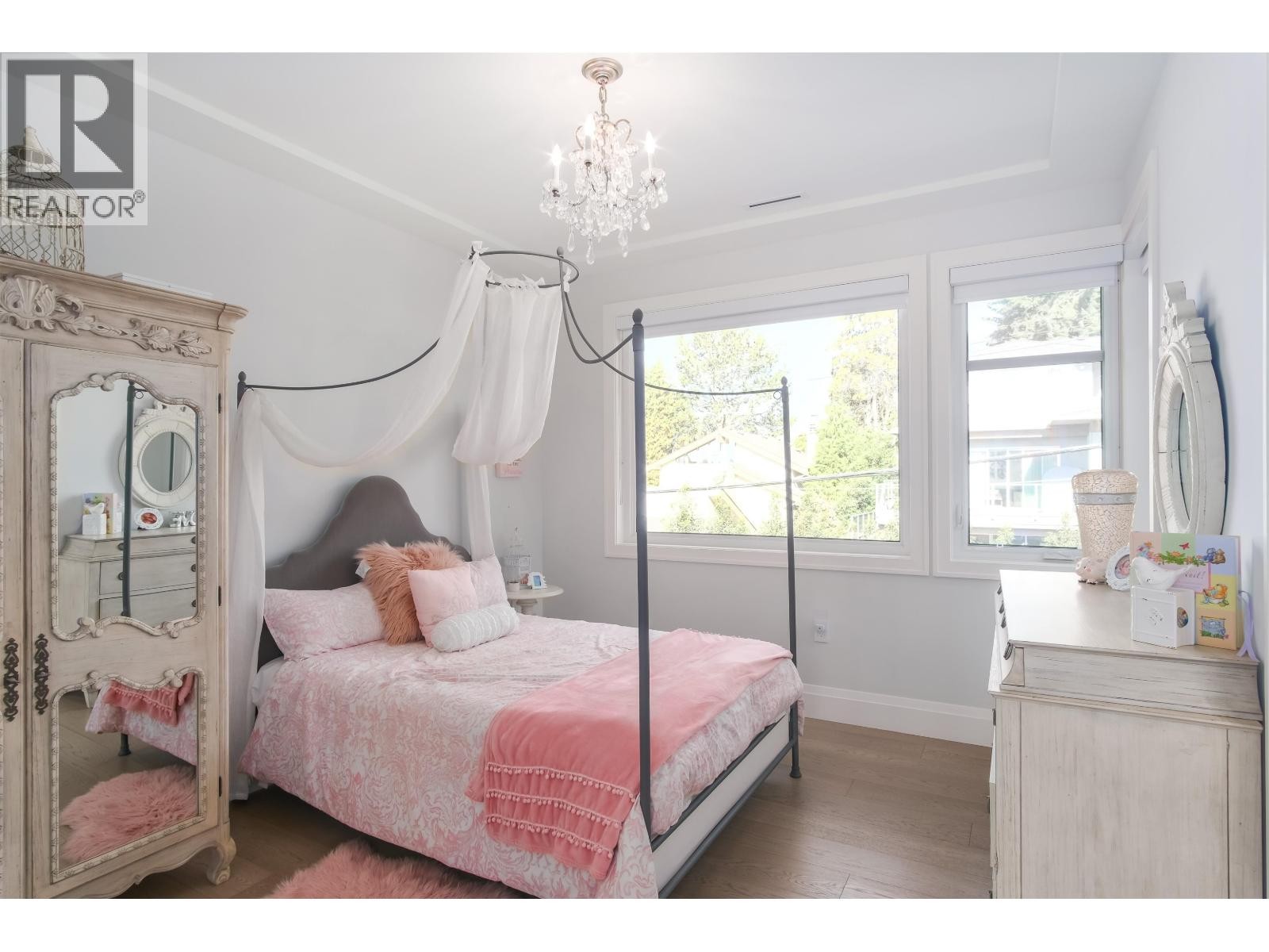 












4090 SUNNYCREST DRIVE

,
North Vancouver,




British Columbia
V7R3E5

