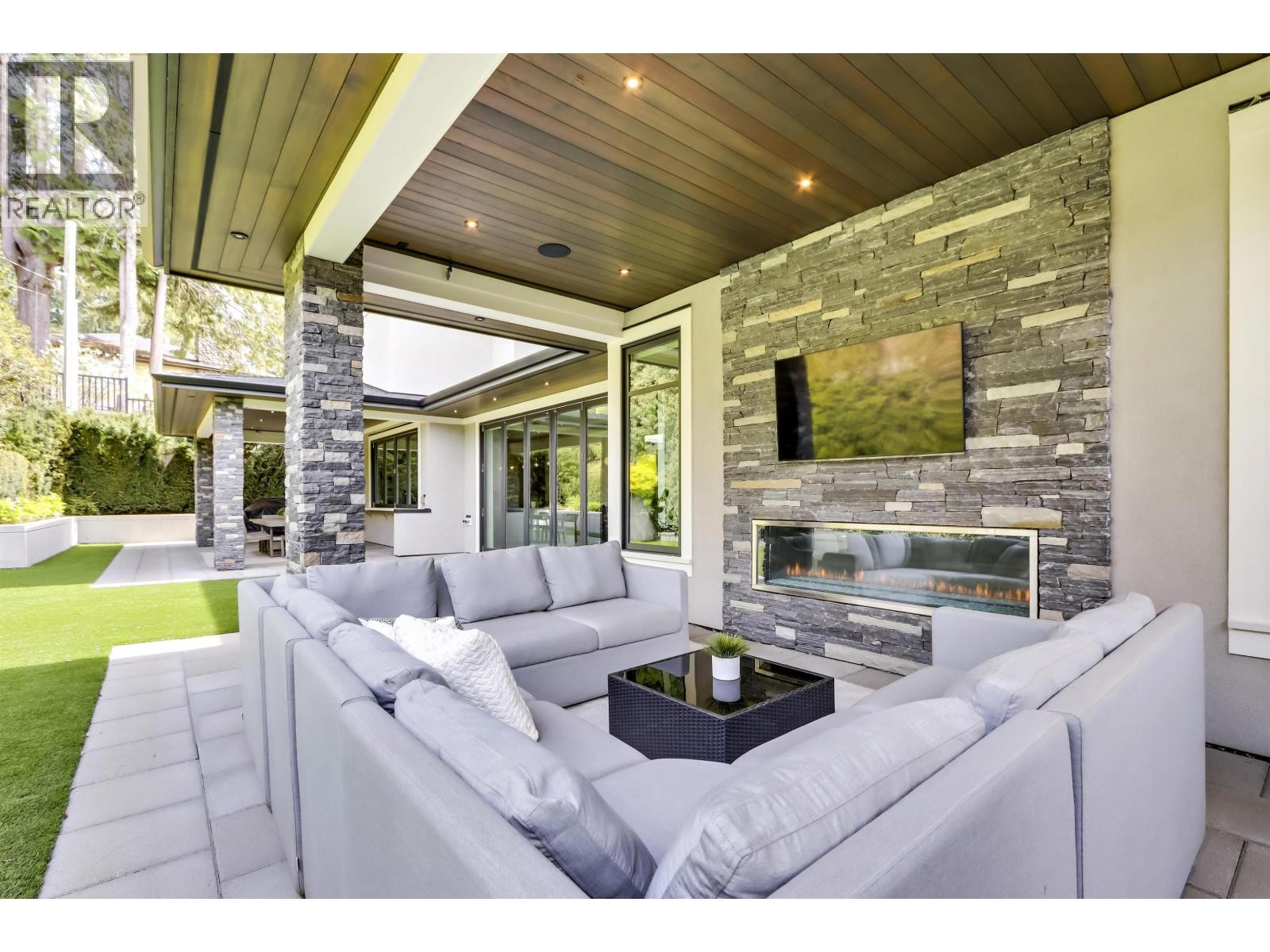 












4090 SUNNYCREST DRIVE

,
North Vancouver,




British Columbia
V7R3E5

