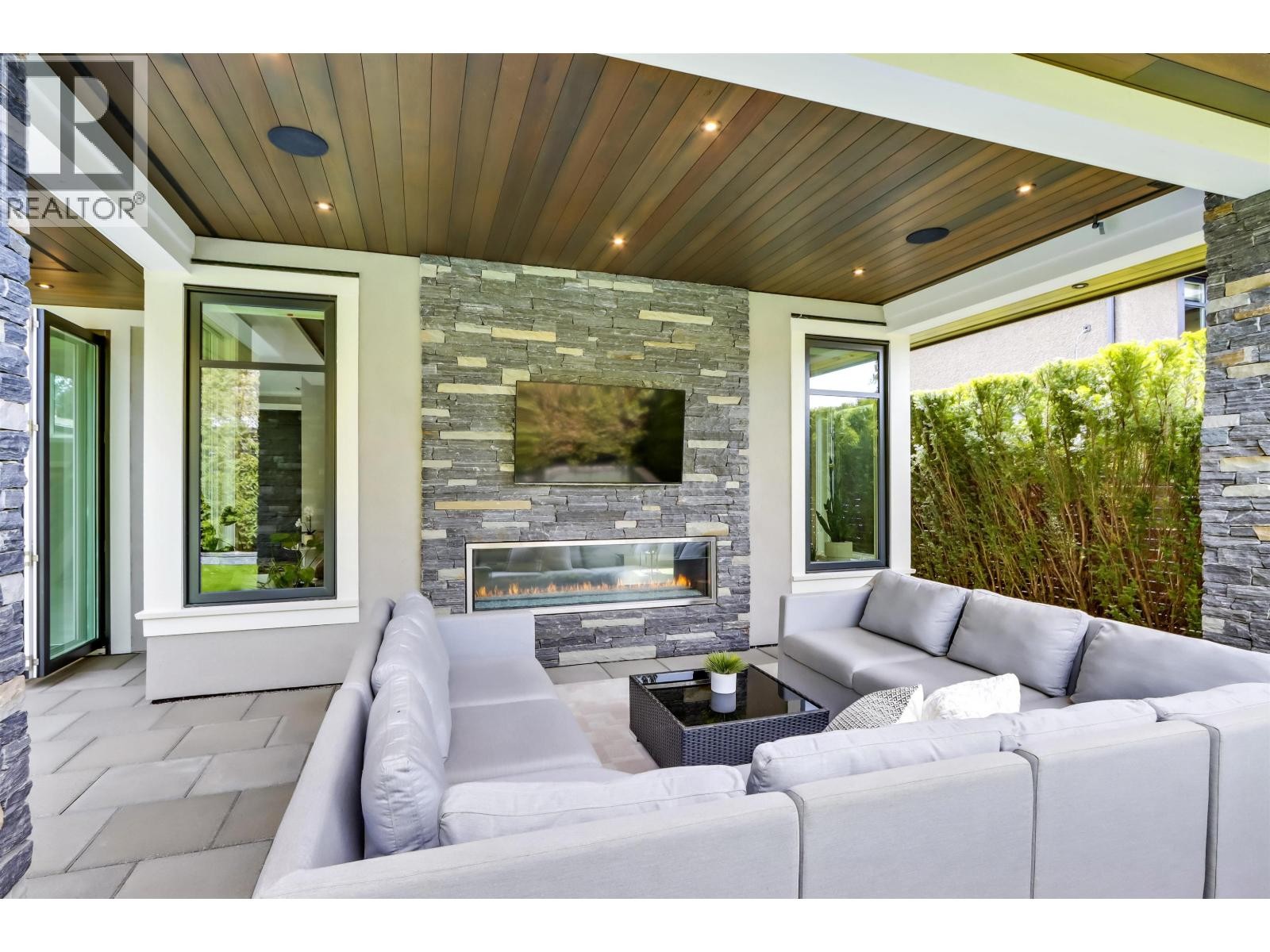 












4090 SUNNYCREST DRIVE

,
North Vancouver,




British Columbia
V7R3E5

