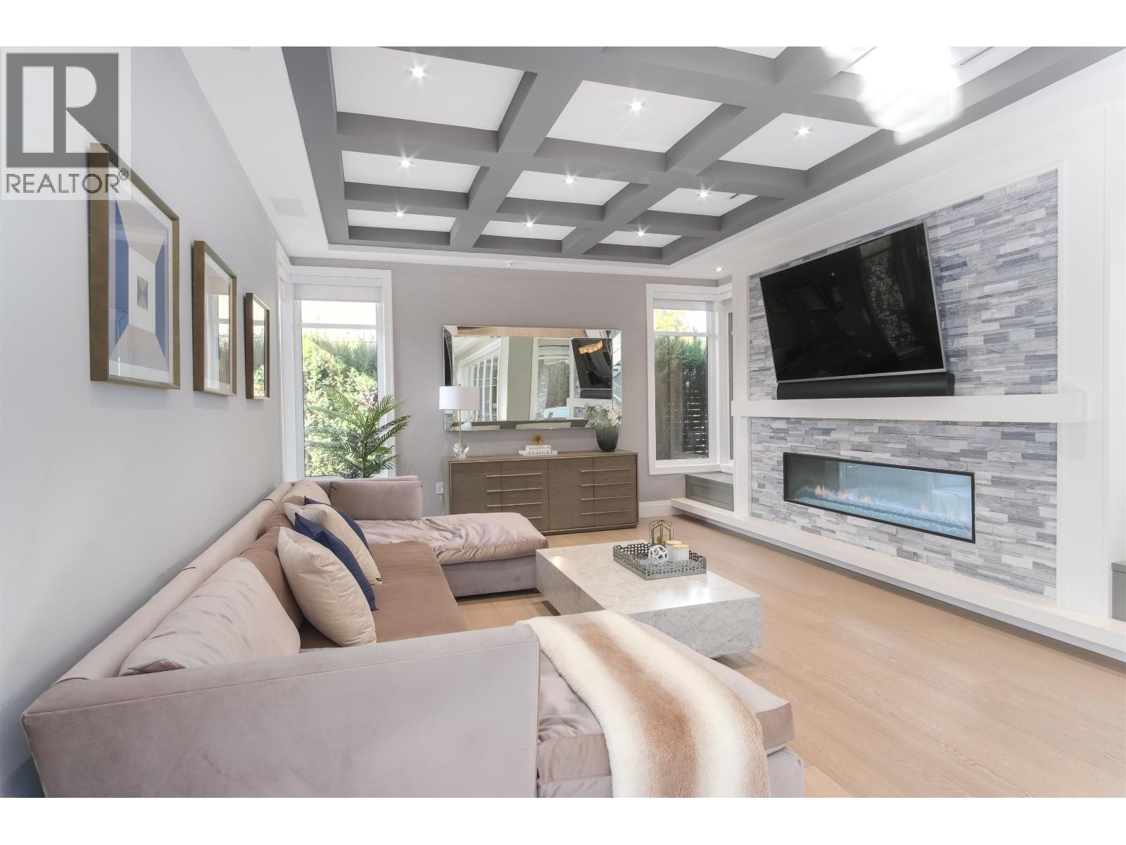 












4090 SUNNYCREST DRIVE

,
North Vancouver,




British Columbia
V7R3E5

