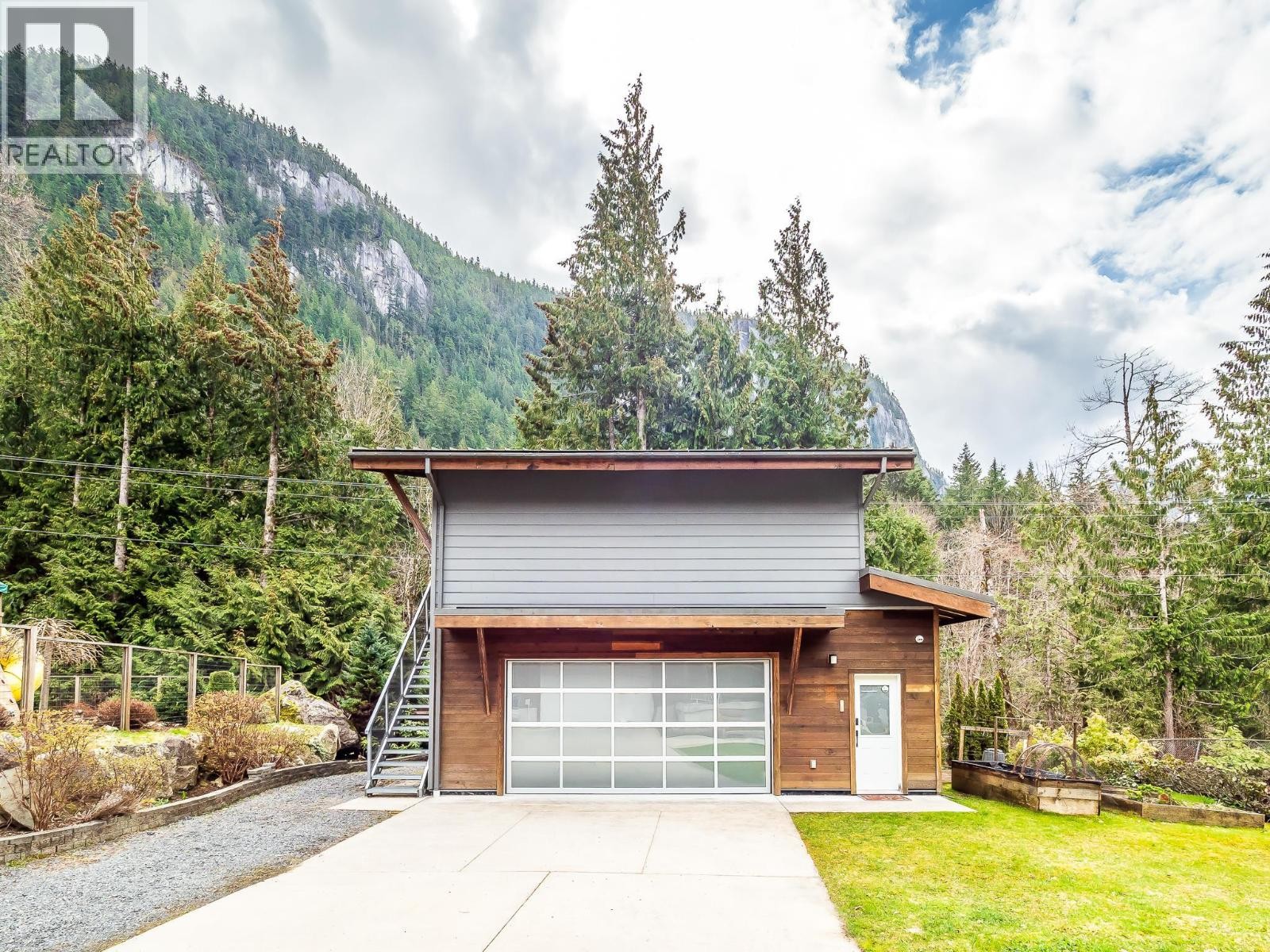 












38608 WESTWAY AVENUE

,
Squamish,




British Columbia
V8B0W2

