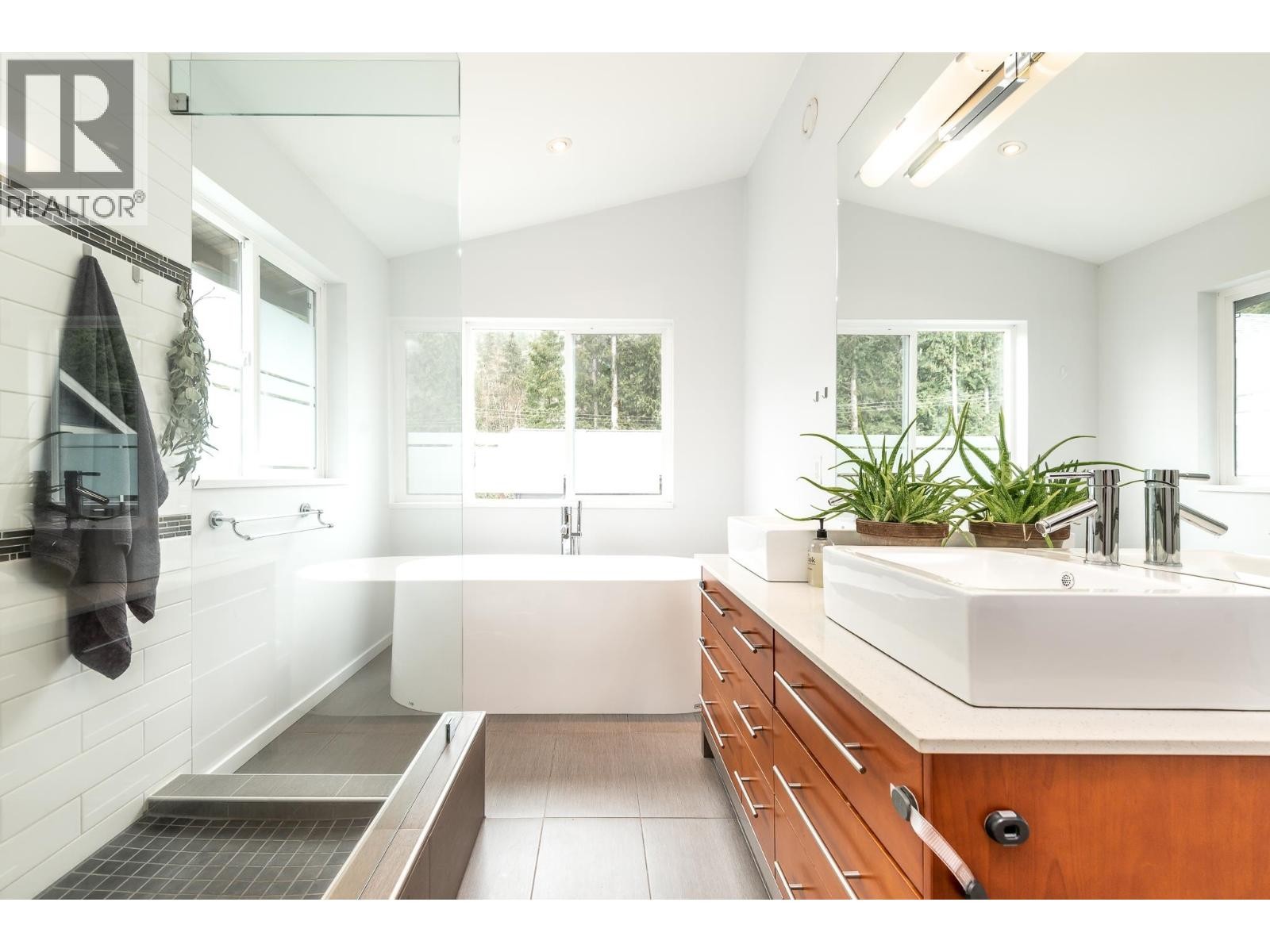 












38608 WESTWAY AVENUE

,
Squamish,




British Columbia
V8B0W2

