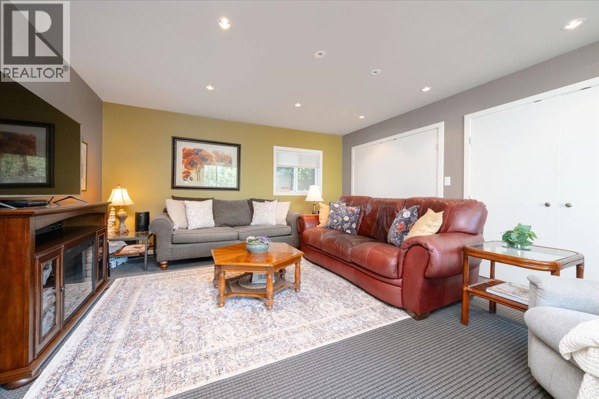 












2864 BUSHNELL PLACE

,
North Vancouver,




British Columbia
V7J2Y8

