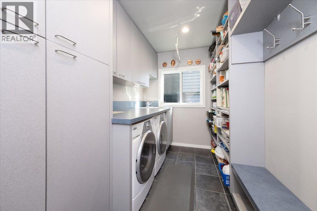 












2864 BUSHNELL PLACE

,
North Vancouver,




British Columbia
V7J2Y8

