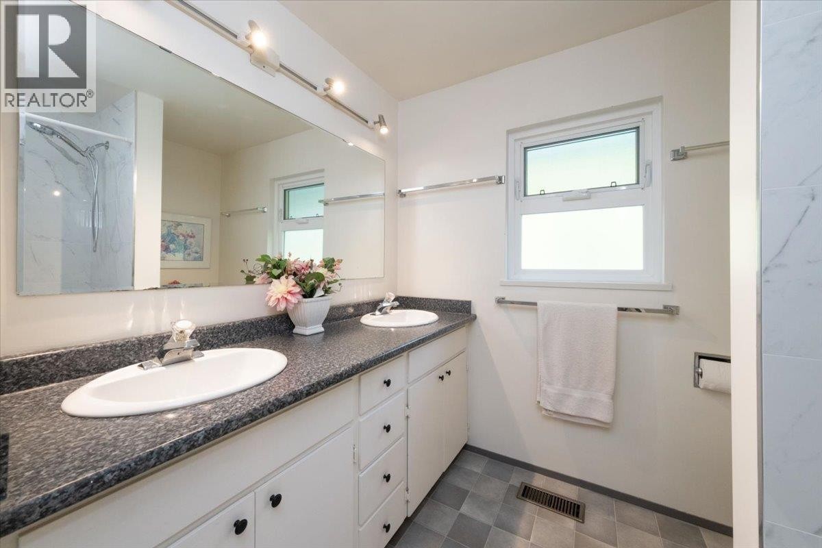 












2864 BUSHNELL PLACE

,
North Vancouver,




British Columbia
V7J2Y8

