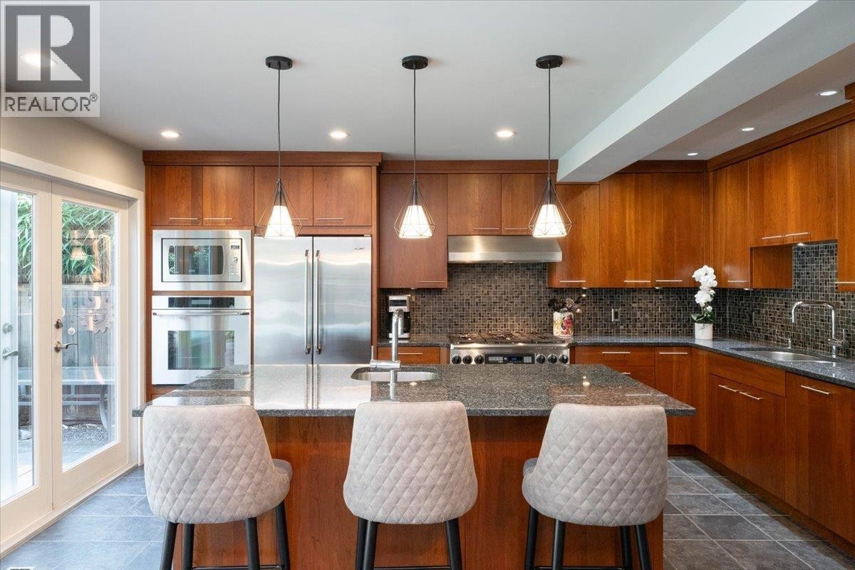 












2864 BUSHNELL PLACE

,
North Vancouver,




British Columbia
V7J2Y8

