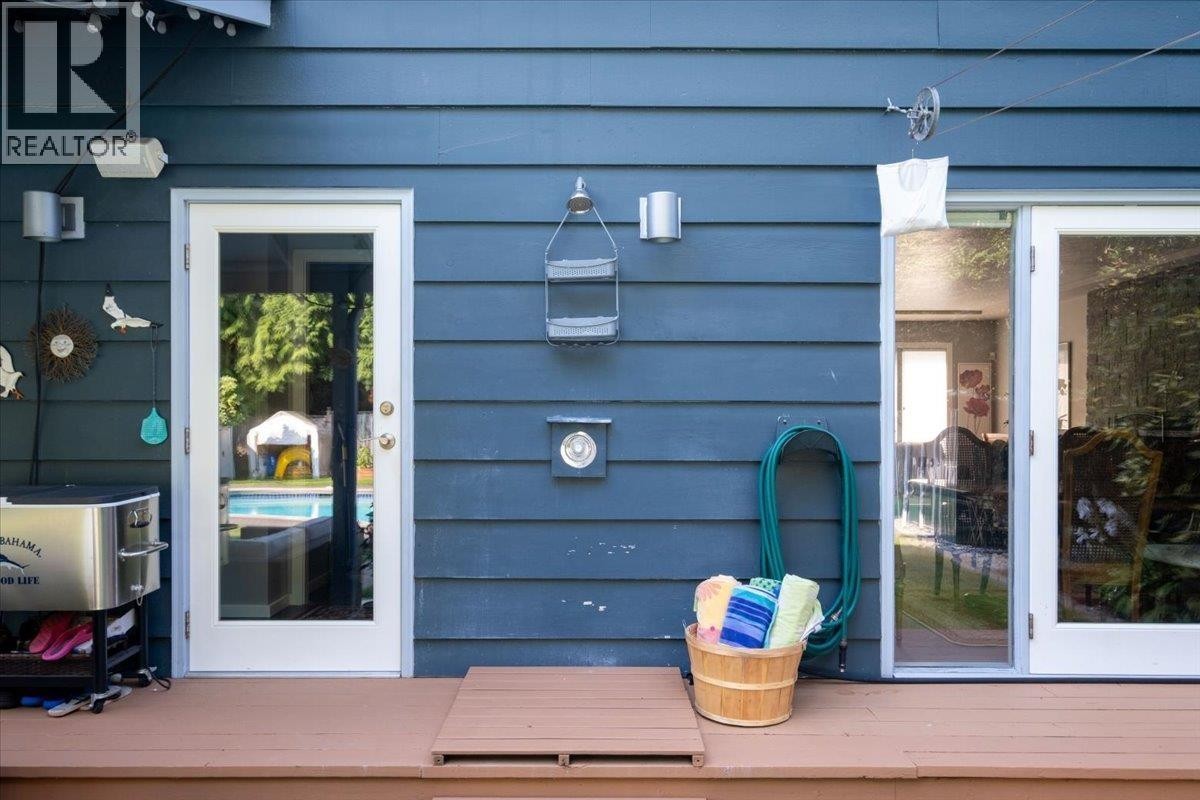 












2864 BUSHNELL PLACE

,
North Vancouver,




British Columbia
V7J2Y8

