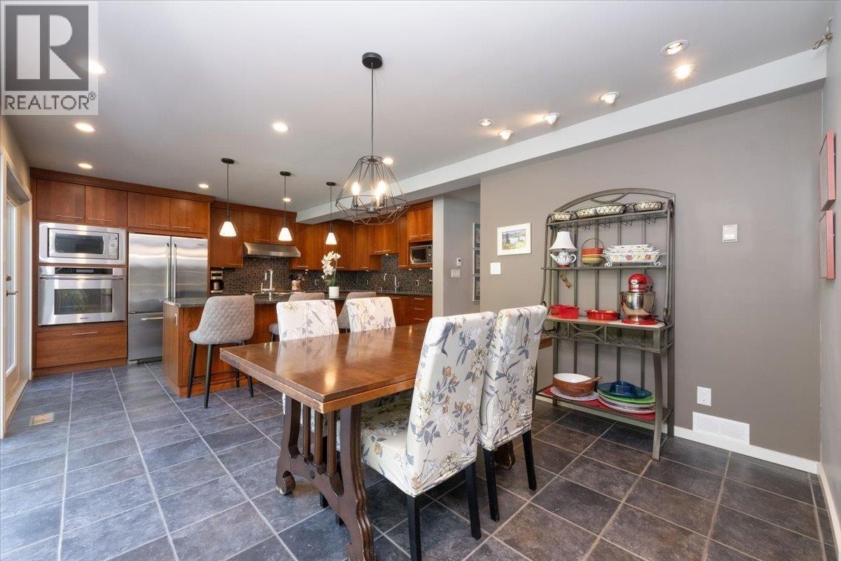 












2864 BUSHNELL PLACE

,
North Vancouver,




British Columbia
V7J2Y8

