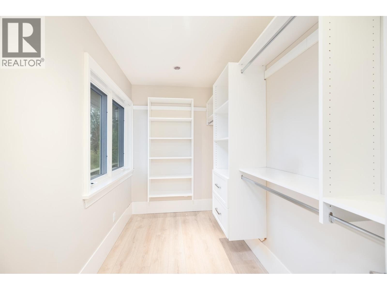 












6220 SUMMIT AVENUE

,
West Vancouver,




British Columbia
V7W1Y2

