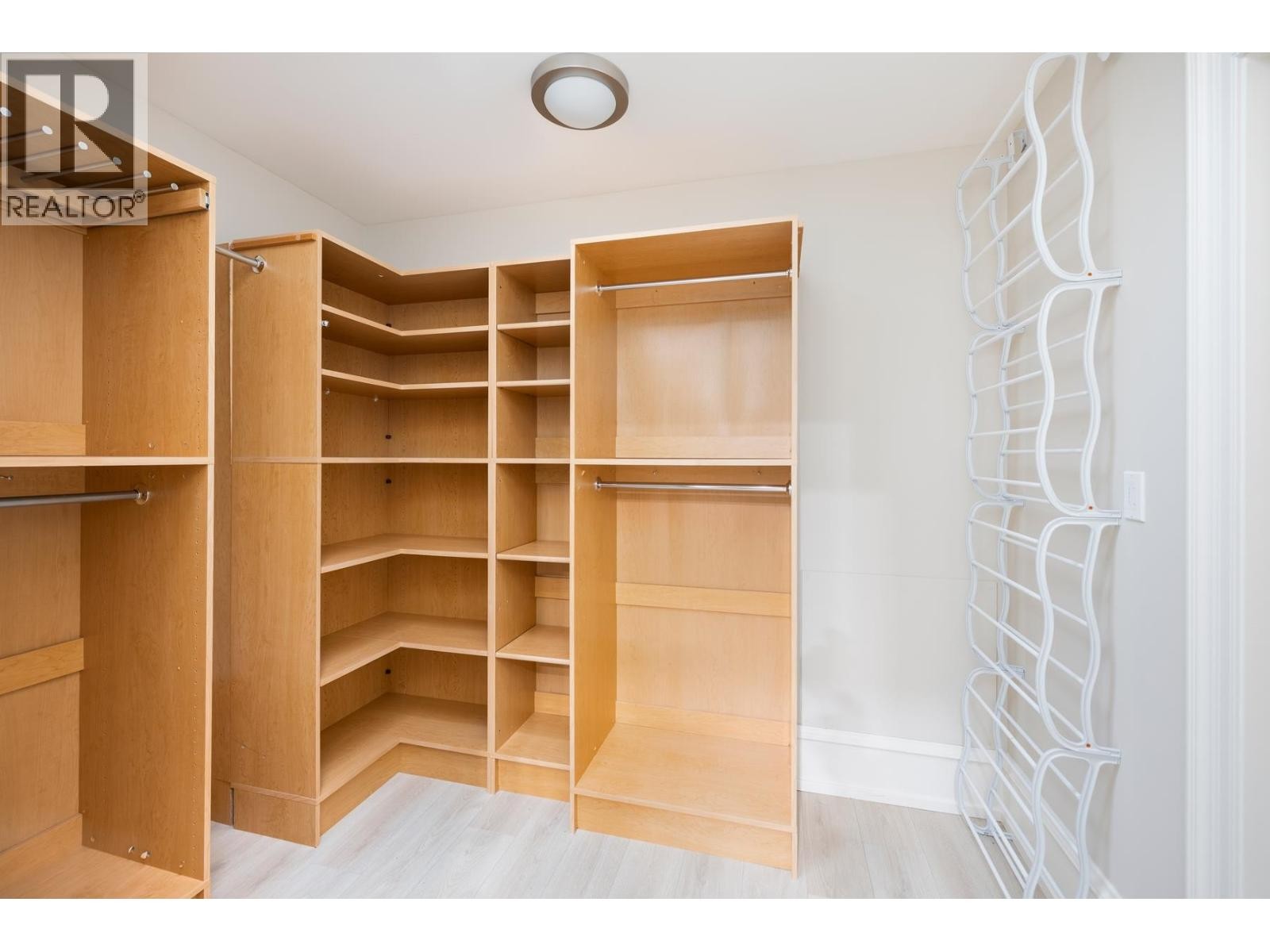 












6220 SUMMIT AVENUE

,
West Vancouver,




British Columbia
V7W1Y2

