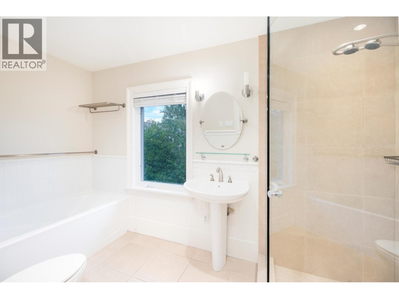 












6220 SUMMIT AVENUE

,
West Vancouver,




British Columbia
V7W1Y2

