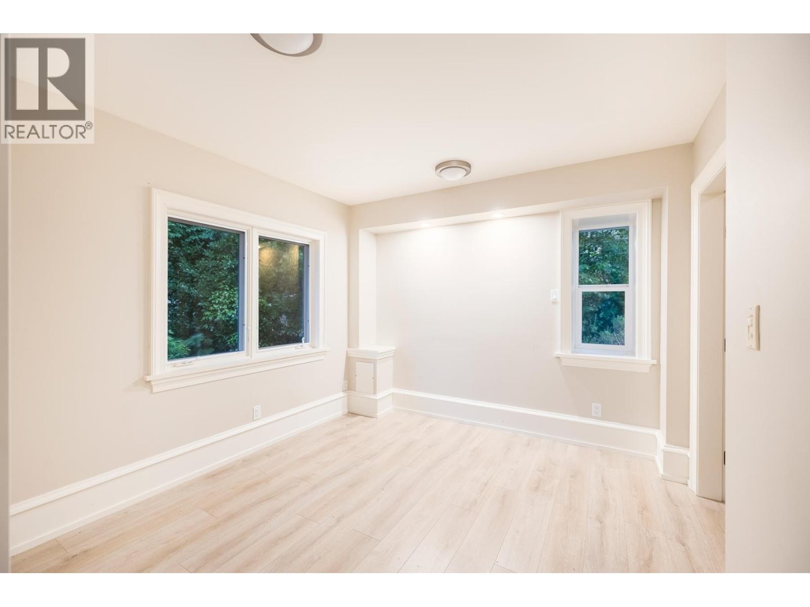 












6220 SUMMIT AVENUE

,
West Vancouver,




British Columbia
V7W1Y2

