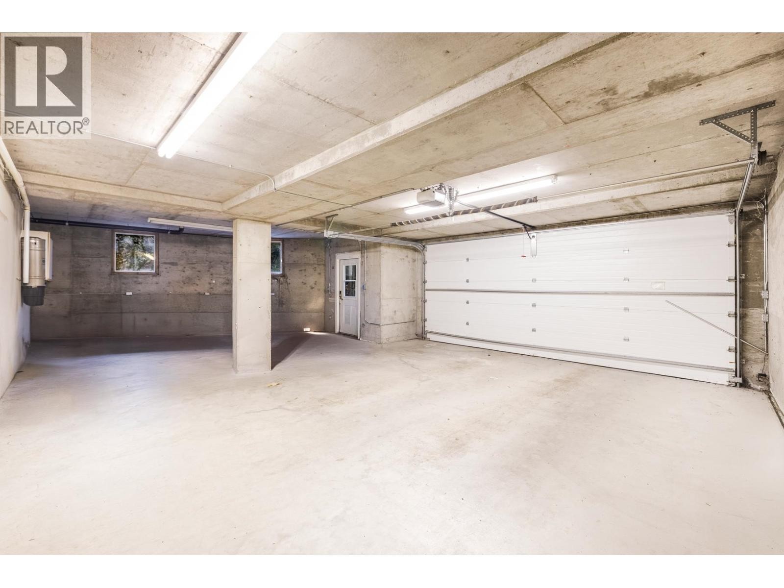 












6220 SUMMIT AVENUE

,
West Vancouver,




British Columbia
V7W1Y2

