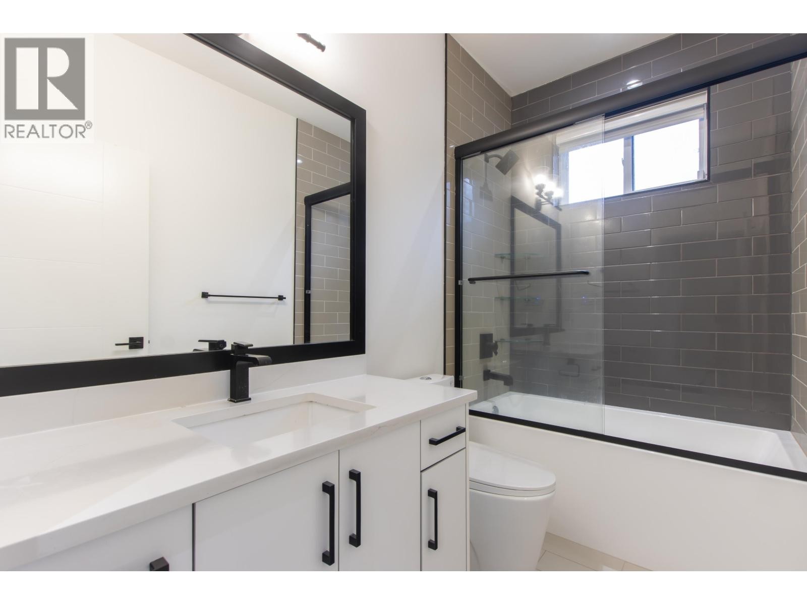 












39184 WOODPECKER PLACE

,
Squamish,




British Columbia
V8B1A7

