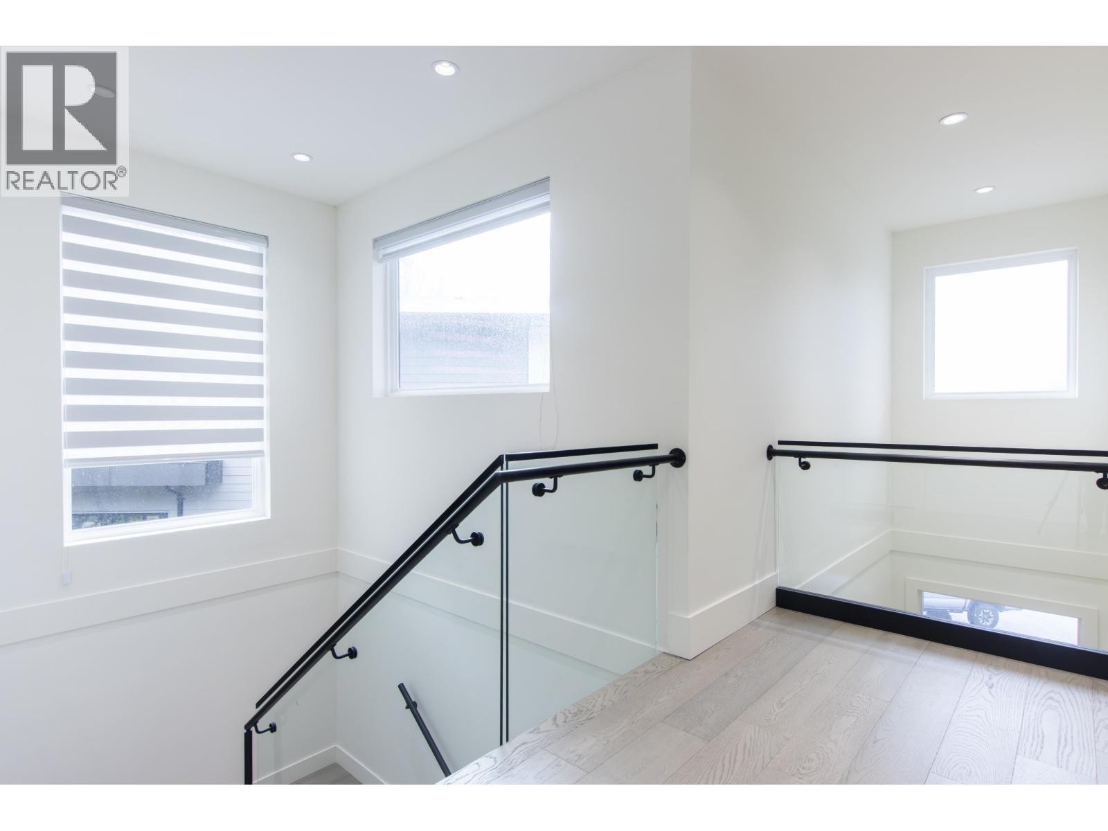 












39184 WOODPECKER PLACE

,
Squamish,




British Columbia
V8B1A7

