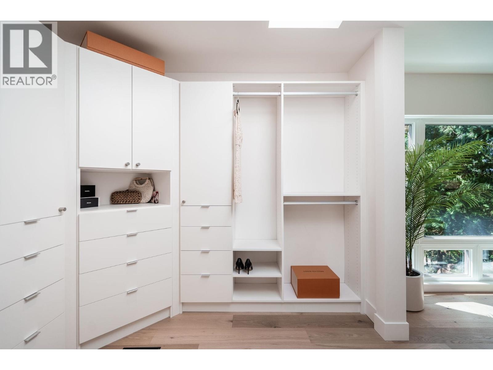 












5061 BEAR LANE

,
West Vancouver,




British Columbia
V7W1L2

