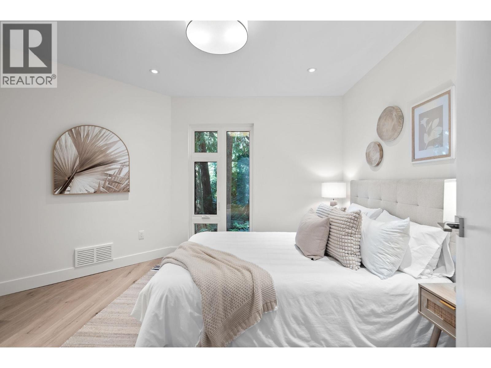 












5061 BEAR LANE

,
West Vancouver,




British Columbia
V7W1L2

