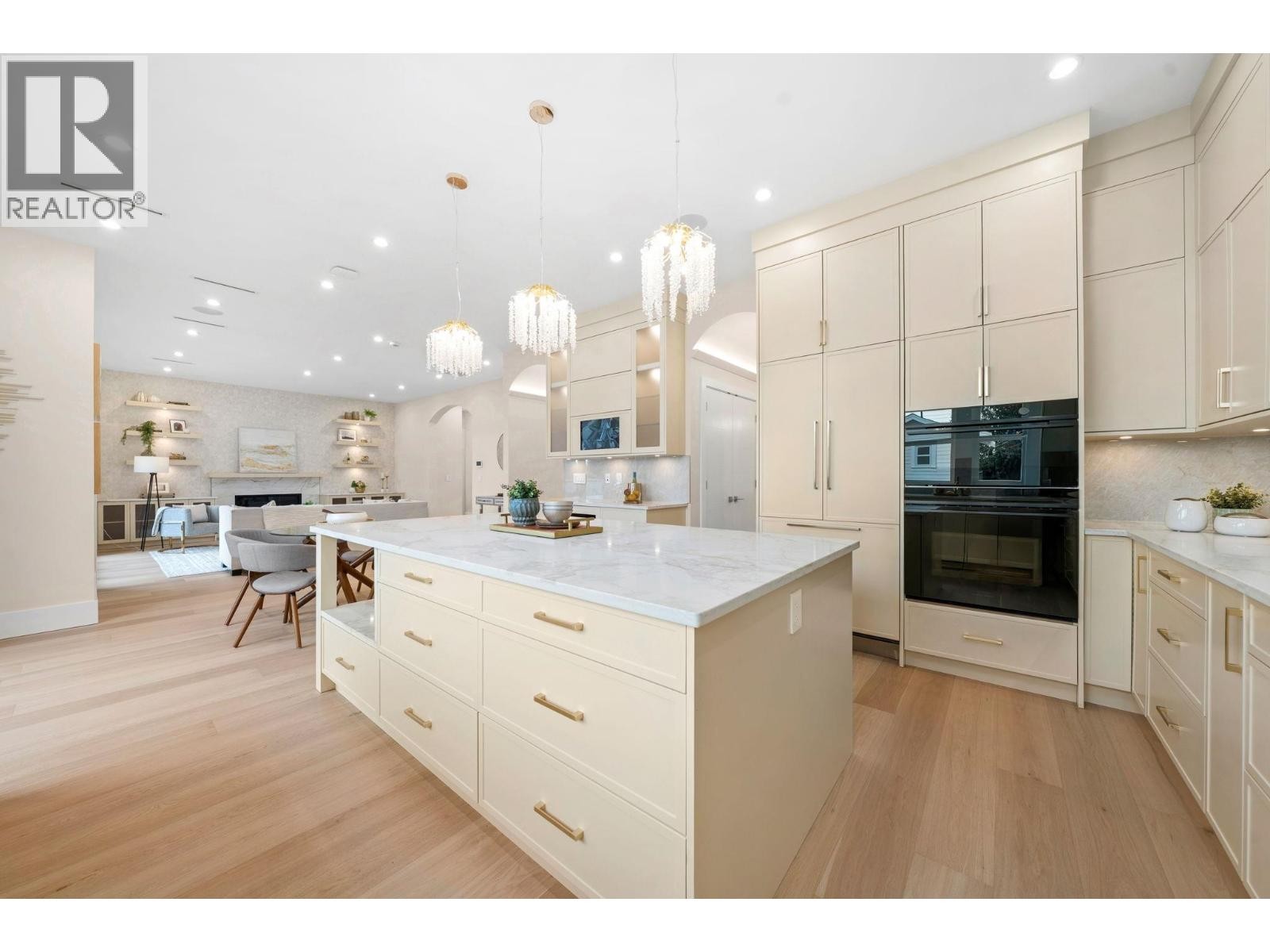 












361 E 22ND STREET

,
North Vancouver,




British Columbia
V7L3C8

