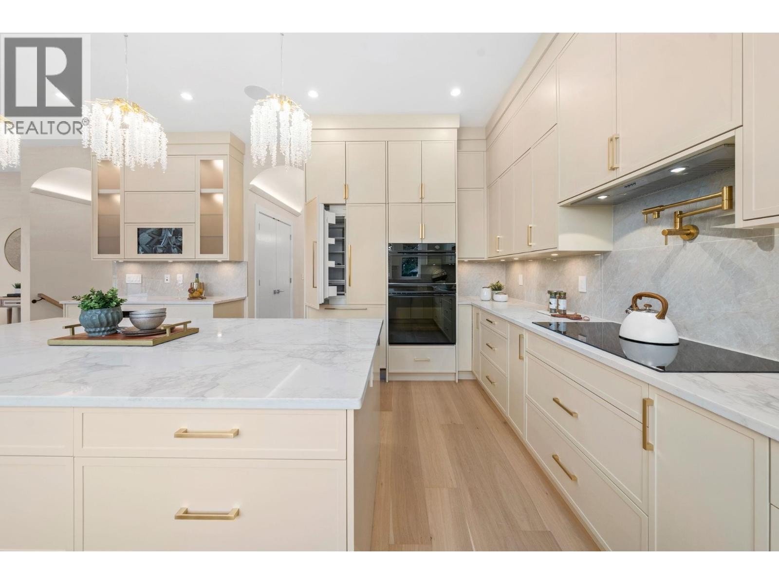 












361 E 22ND STREET

,
North Vancouver,




British Columbia
V7L3C8

